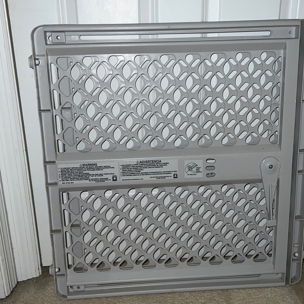 Safety Gate nearly 26” in ht and 40 1/2” in extendable width. Great condition
